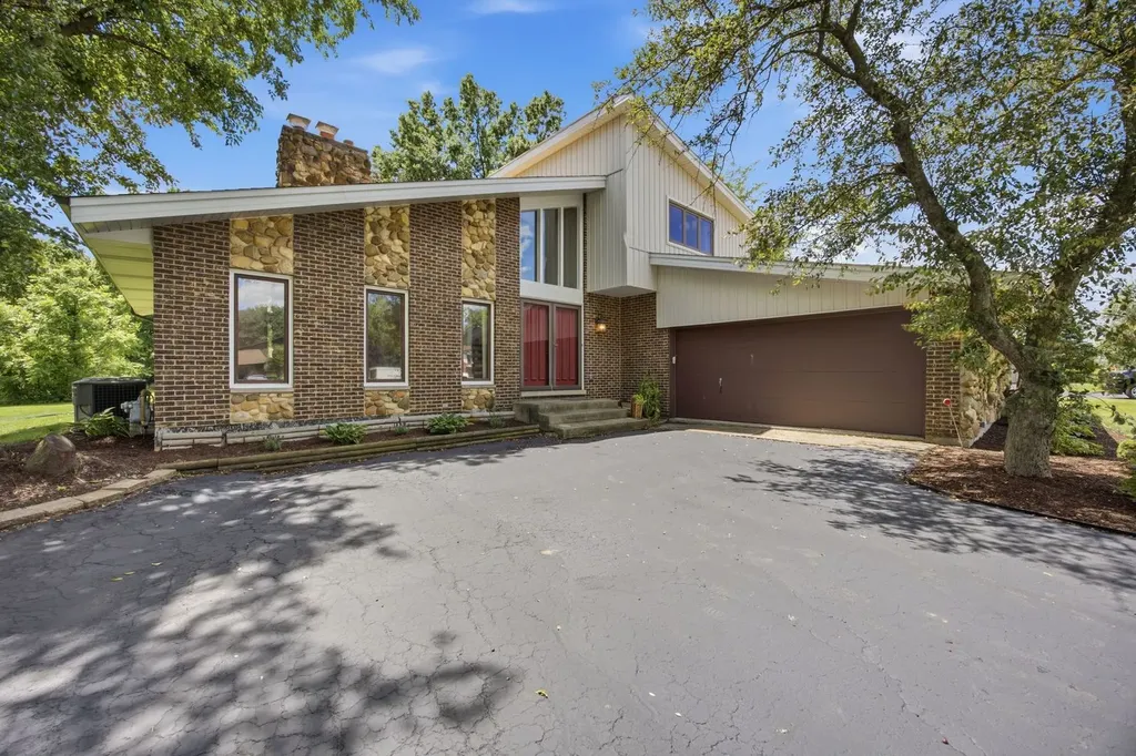 19W471 Deerpath Lane Lemont IL 60439