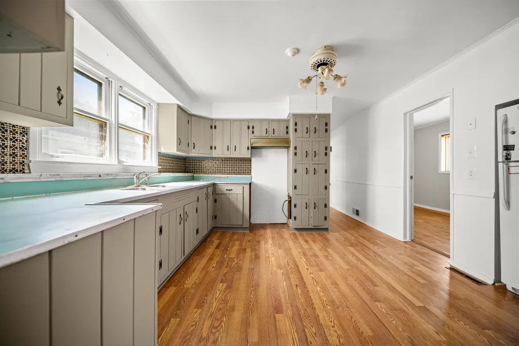 10441 South Avenue H Avenue Chicago IL 60617