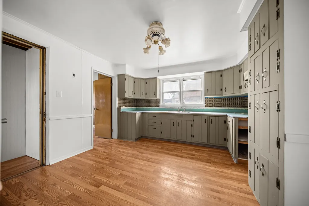 10441 South Avenue H Avenue Chicago IL 60617