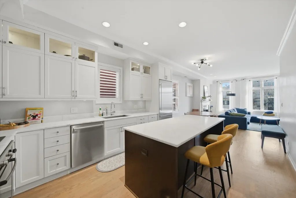 540 West Oakdale Avenue Chicago IL 60657