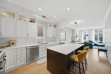 540 West Oakdale Avenue Chicago IL 60657