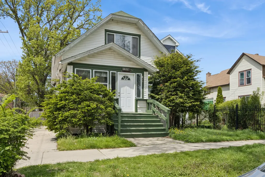 7220 North Hamilton Avenue Chicago IL 60645