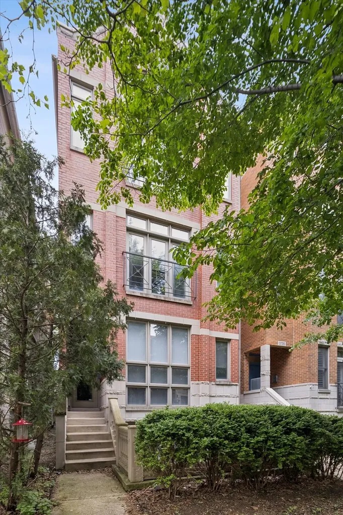 3728 North Kenmore Avenue Chicago IL 60613