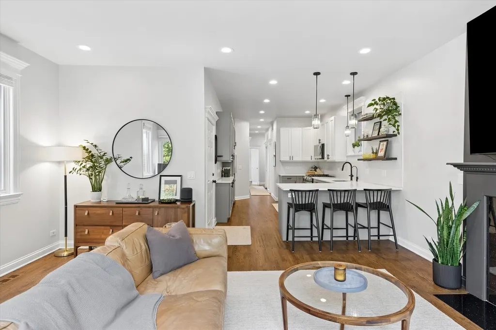 3728 North Kenmore Avenue Chicago IL 60613