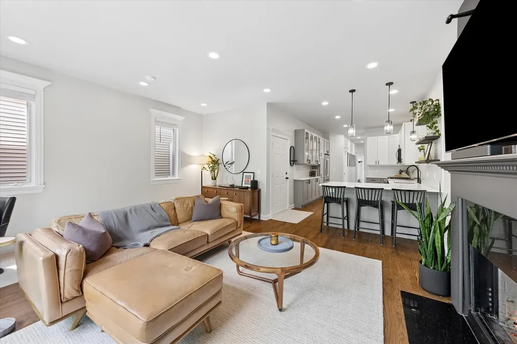 3728 North Kenmore Avenue Chicago IL 60613