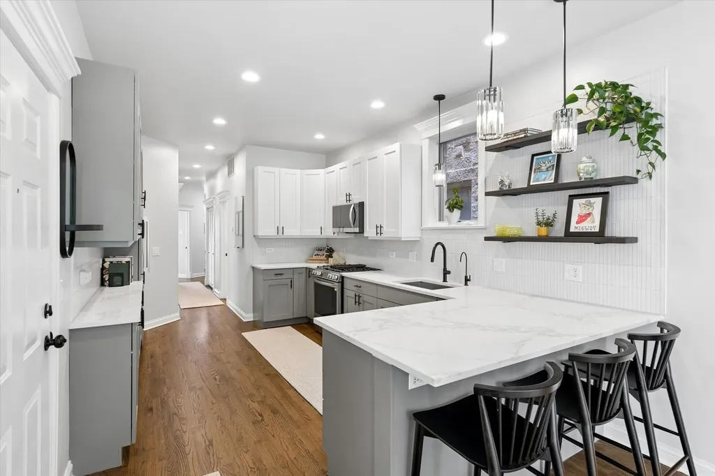3728 North Kenmore Avenue Chicago IL 60613