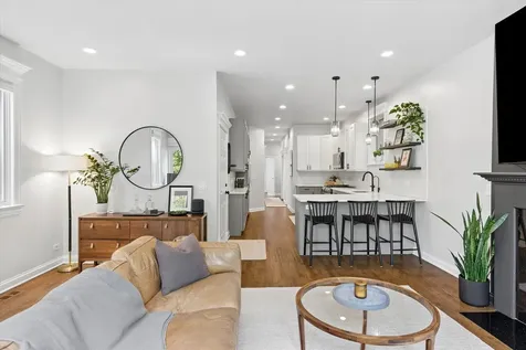 3728 North Kenmore Avenue Chicago IL 60613