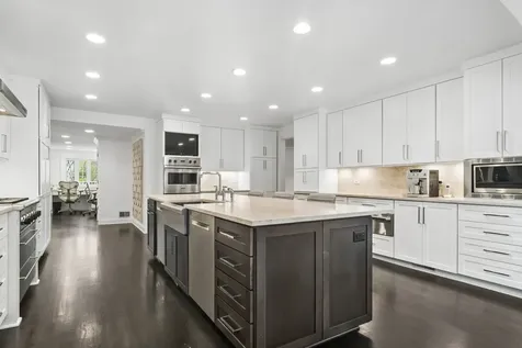 986 Brittany Road Highland Park IL 60035