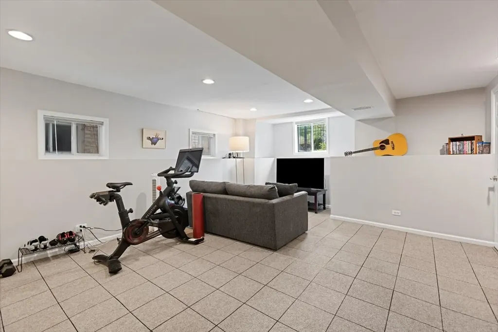 2911 North Washtenaw Avenue Chicago IL 60618