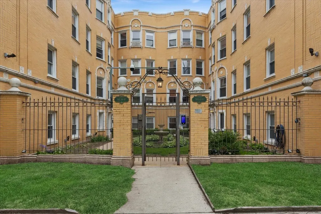 7409 North Hoyne Avenue Chicago IL 60645
