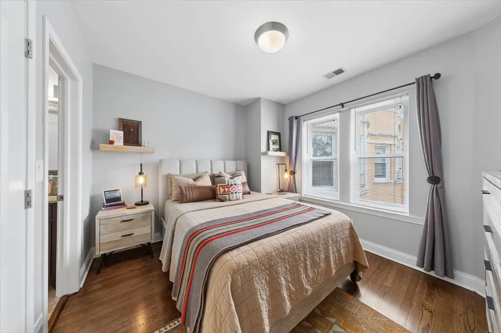 7409 North Hoyne Avenue Chicago IL 60645
