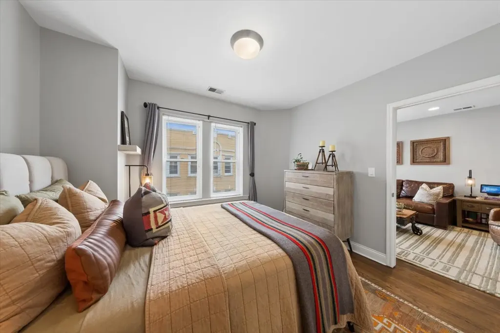 7409 North Hoyne Avenue Chicago IL 60645