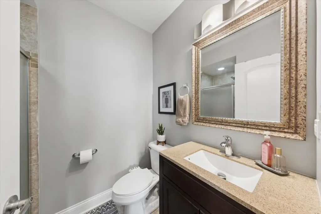 7409 North Hoyne Avenue Chicago IL 60645