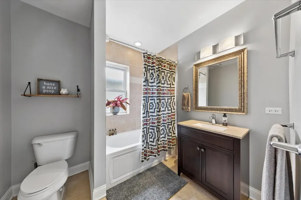 7409 North Hoyne Avenue Chicago IL 60645