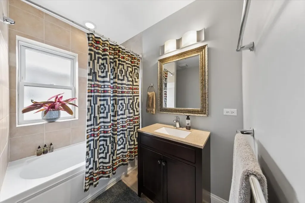 7409 North Hoyne Avenue Chicago IL 60645