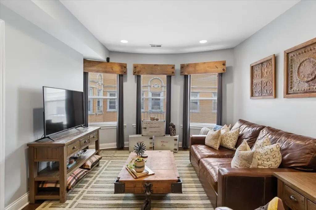 7409 North Hoyne Avenue Chicago IL 60645