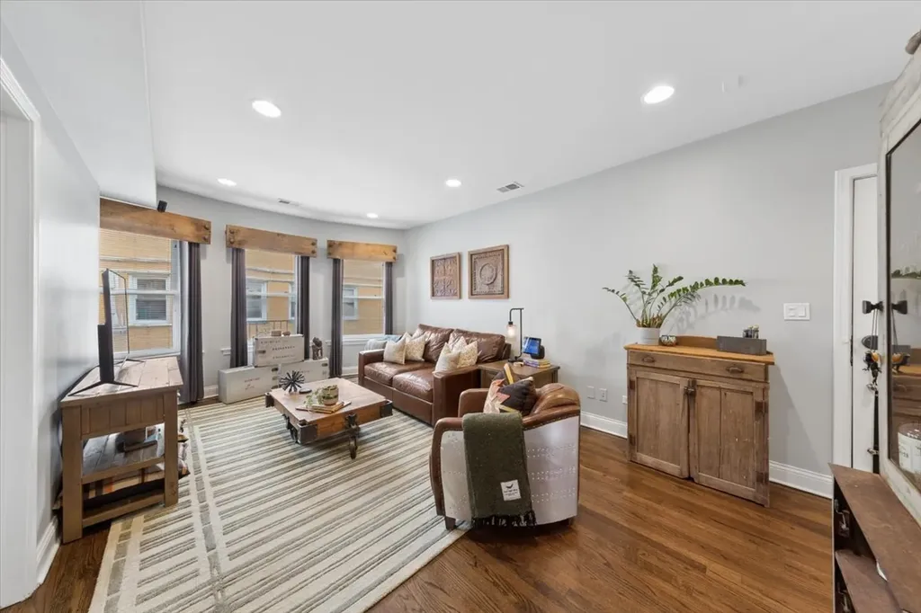 7409 North Hoyne Avenue Chicago IL 60645