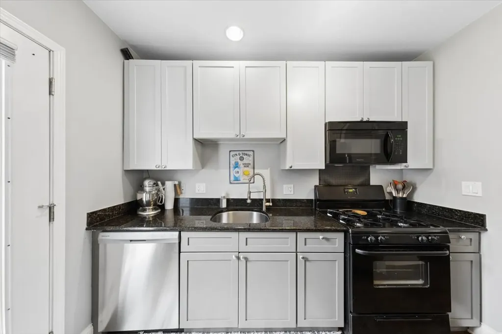 7409 North Hoyne Avenue Chicago IL 60645