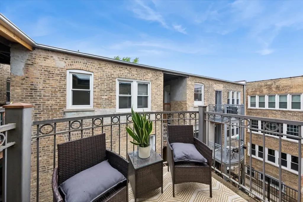 7409 North Hoyne Avenue Chicago IL 60645