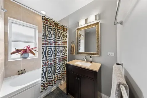 7409 North Hoyne Avenue Chicago IL 60645