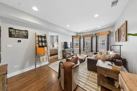 7409 North Hoyne Avenue Chicago IL 60645