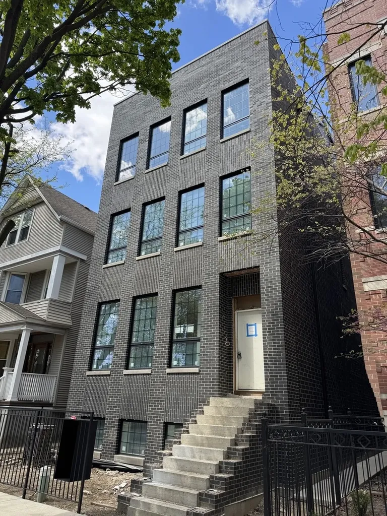 3820 North Damen Avenue Chicago IL 60618