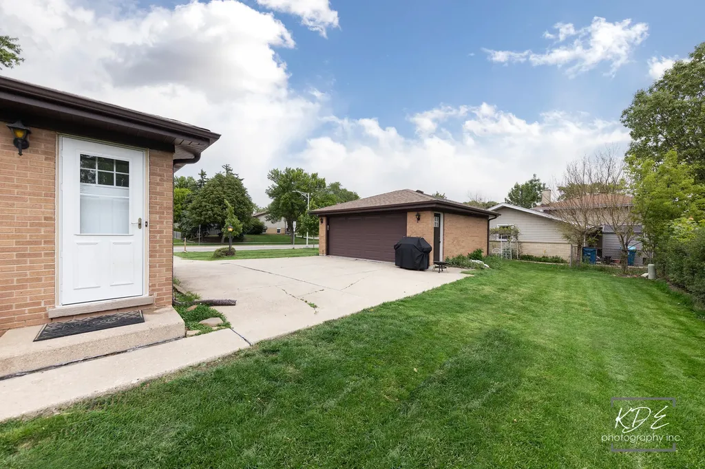 411 E Weathersfield Way Schaumburg IL 60193