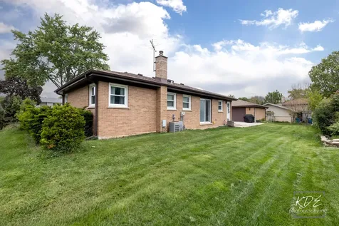 411 E Weathersfield Way Schaumburg IL 60193