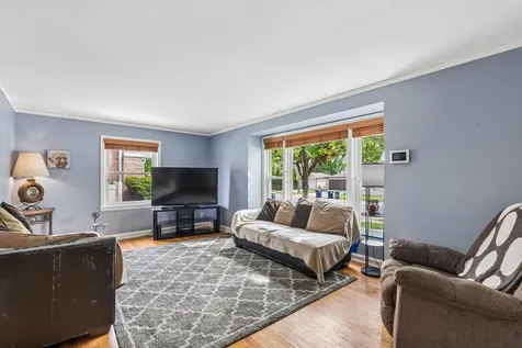 1678 Ash Street Des Plaines IL 60018