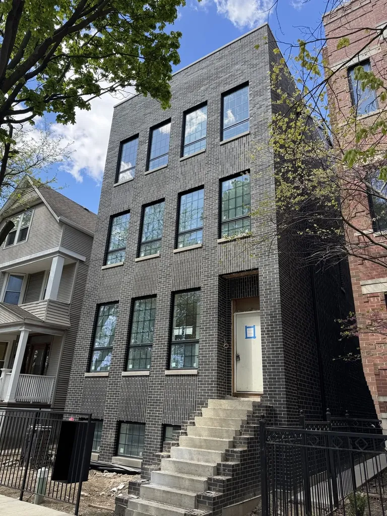 3820 North Damen Avenue Chicago IL 60618