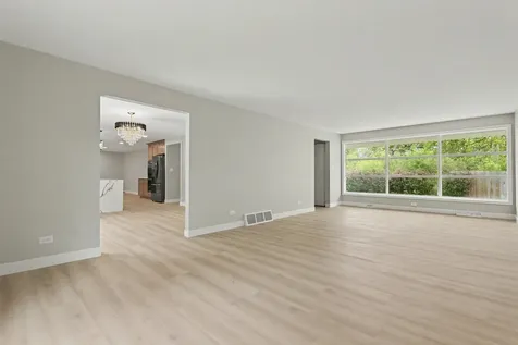 1504 Pfingsten Road Glenview IL 60025