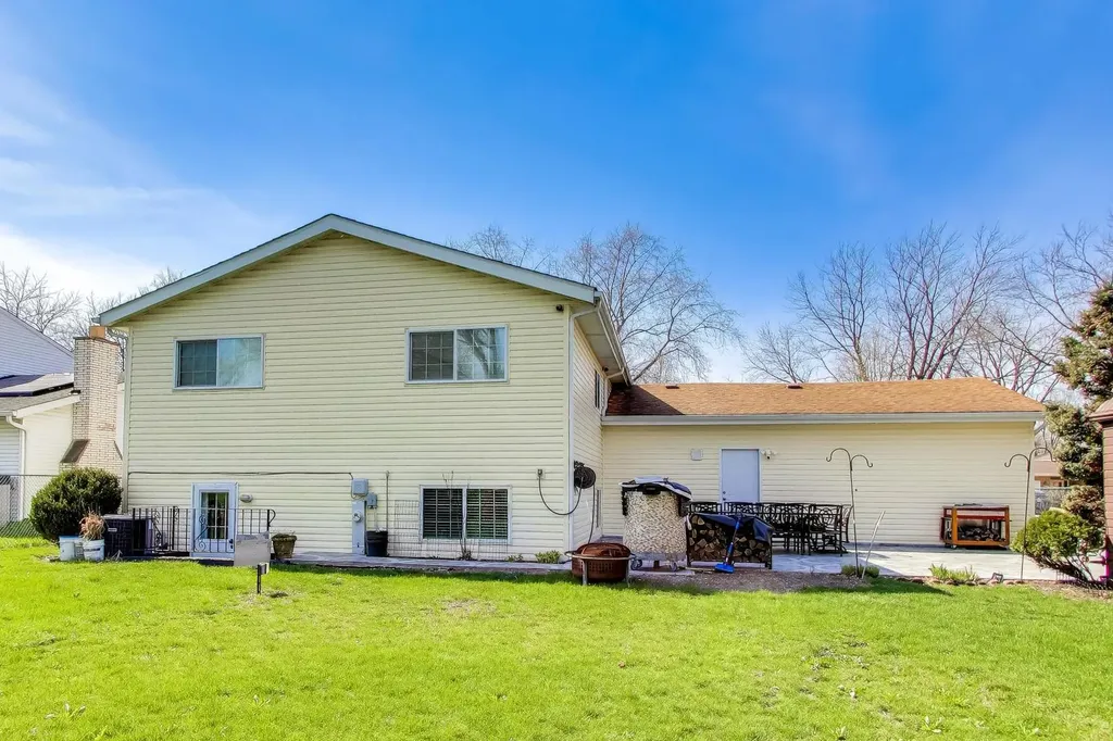 2215 Bradford Drive Wheaton IL 60189