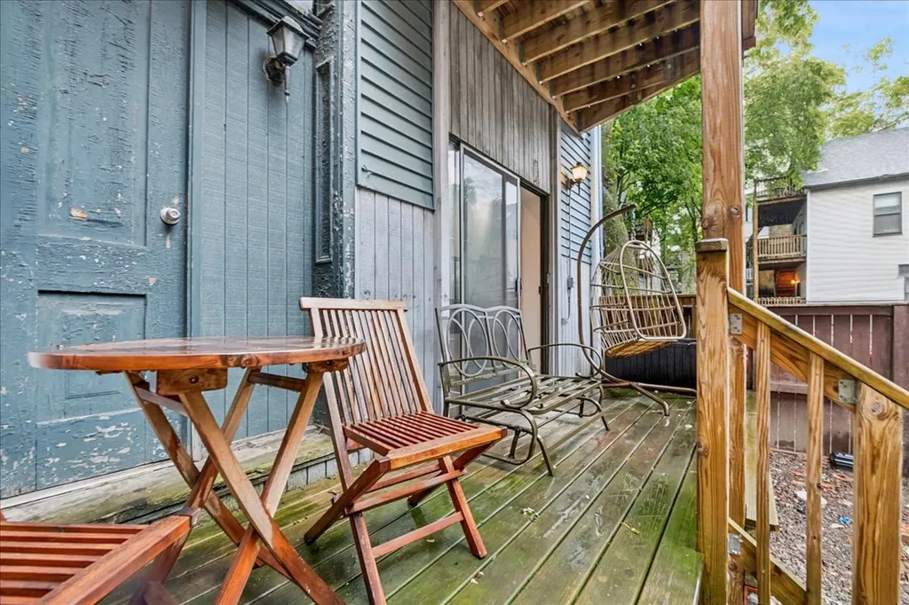 1009 West Wolfram Street Chicago IL 60657