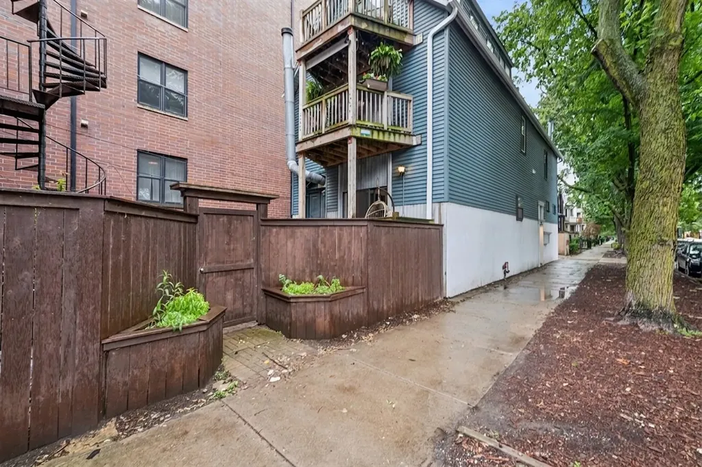 1009 West Wolfram Street Chicago IL 60657