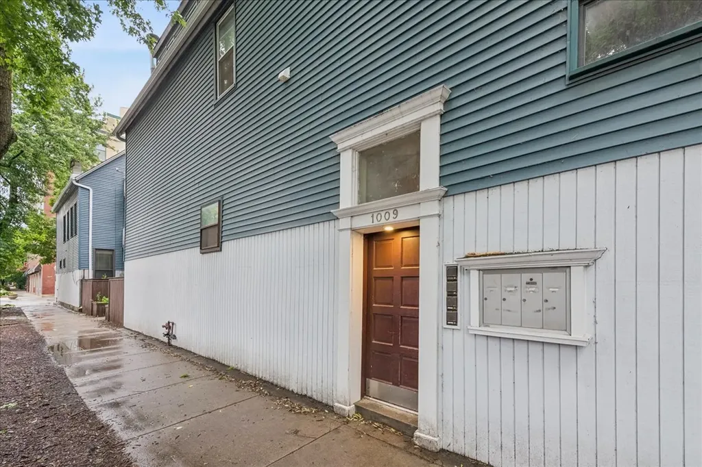 1009 West Wolfram Street Chicago IL 60657