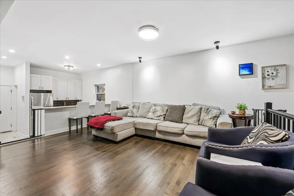 1009 West Wolfram Street Chicago IL 60657