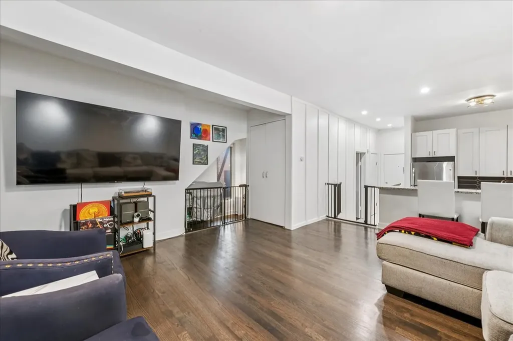 1009 West Wolfram Street Chicago IL 60657