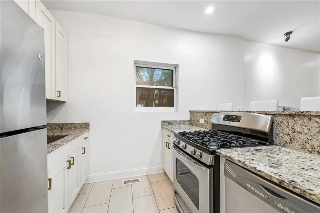 1009 West Wolfram Street Chicago IL 60657