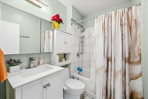 1009 West Wolfram Street Chicago IL 60657