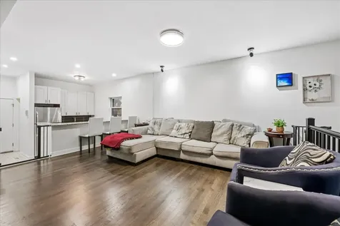 1009 West Wolfram Street Chicago IL 60657