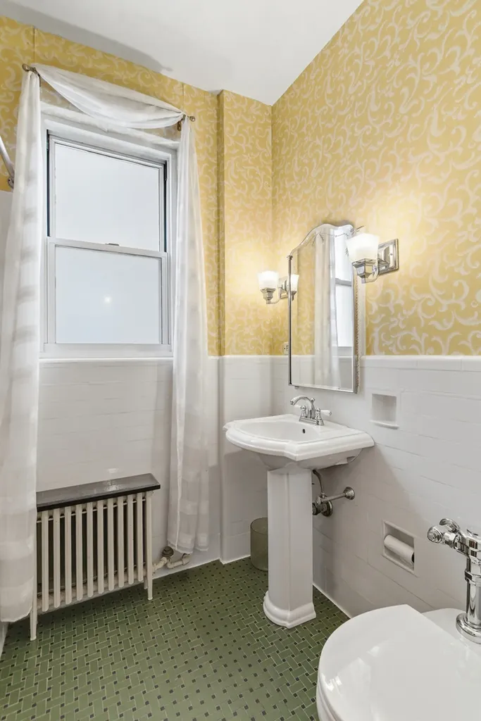 2912 North Commonwealth Avenue Chicago IL 60657