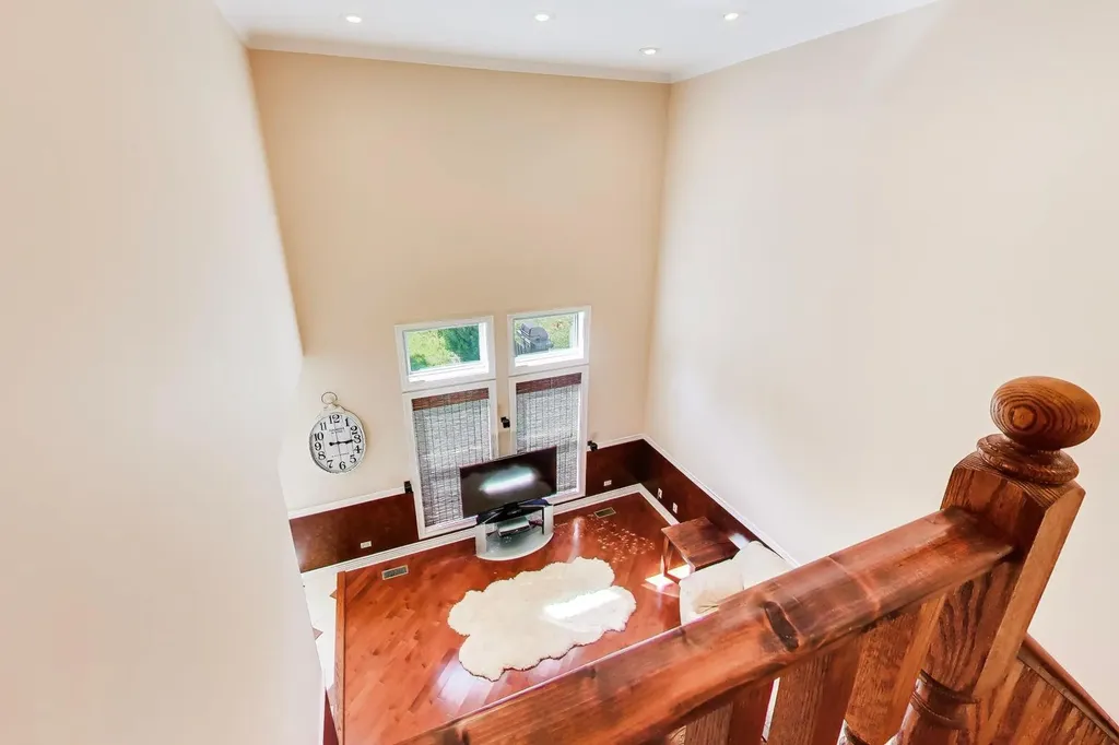 1039 Viewpoint Drive Lake In The Hills IL 60156