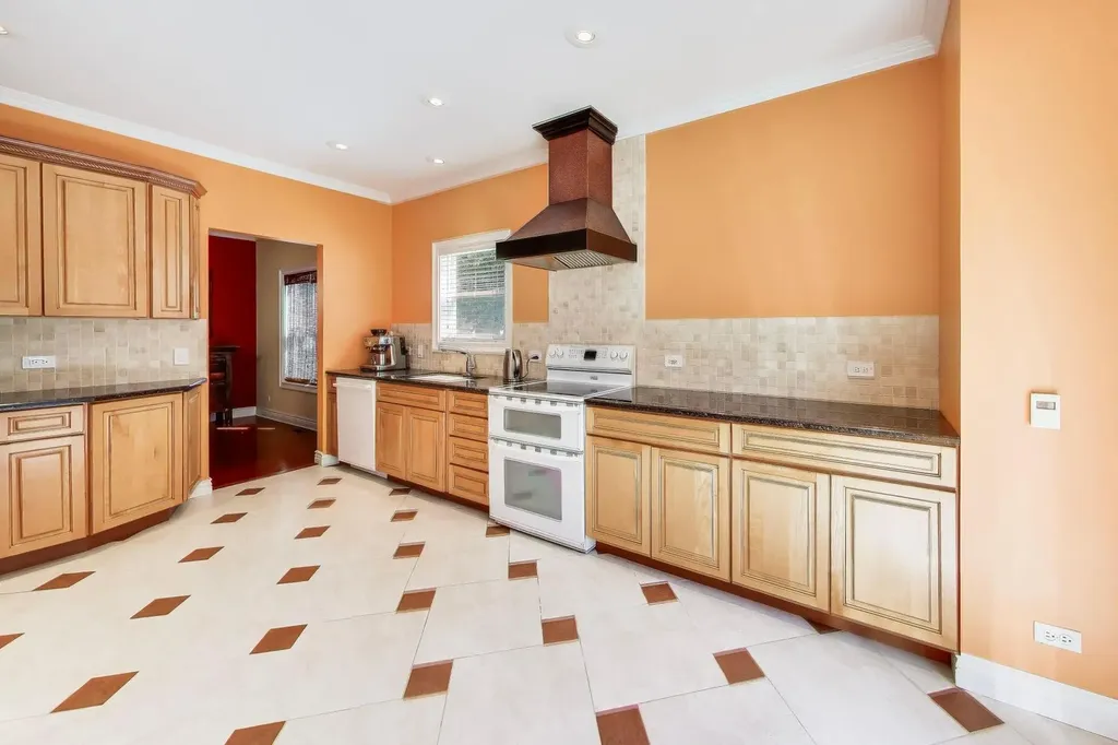 1039 Viewpoint Drive Lake In The Hills IL 60156