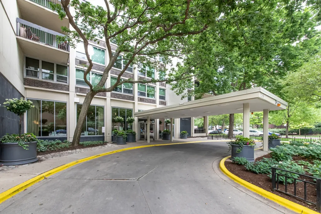 1255 North Sandburg Terrace Chicago IL 60610