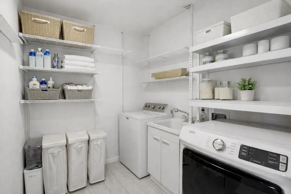 1255 North Sandburg Terrace Chicago IL 60610
