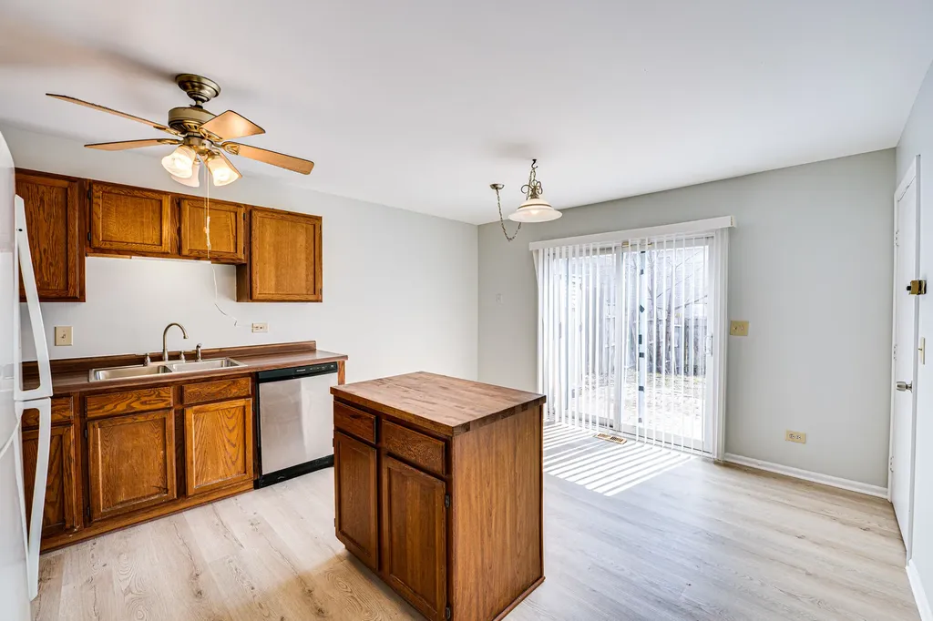1111 Brunswick Lane Aurora IL 60504
