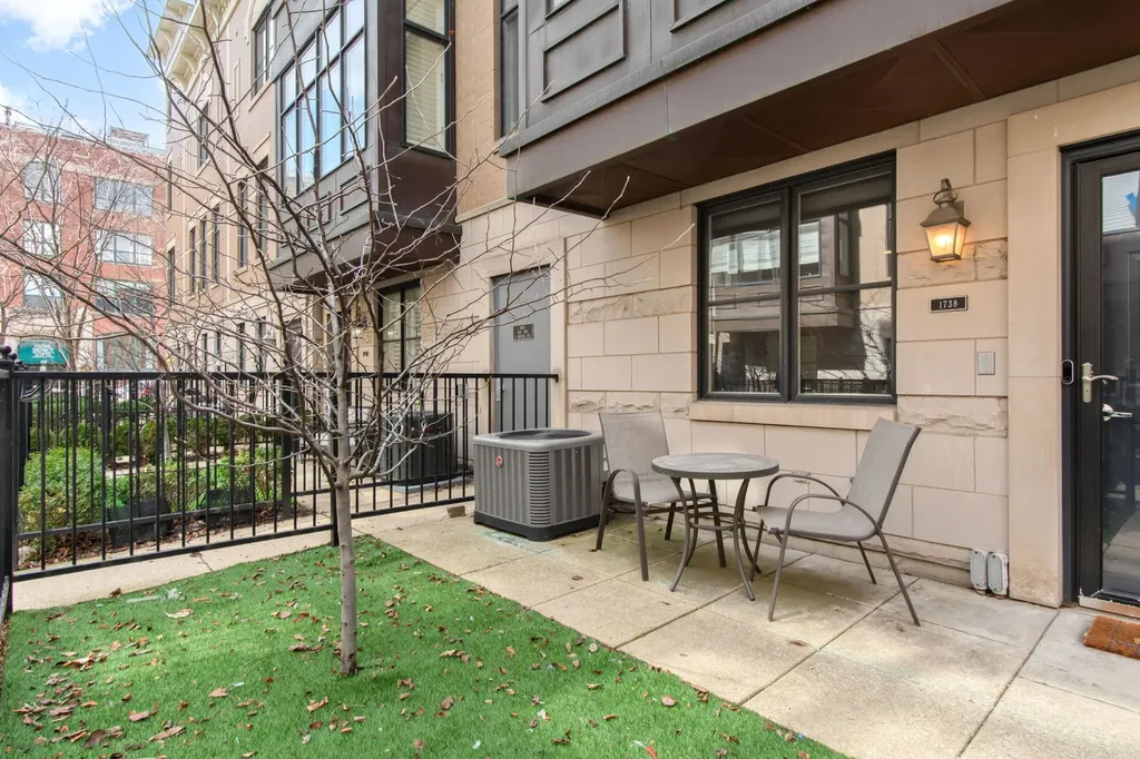 1738 South Indiana Avenue Chicago IL 60616