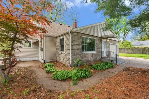 408 32ND Avenue Moline IL 61265