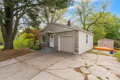 408 32ND Avenue Moline IL 61265