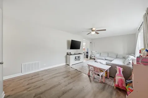 3231 West 99th Street Evergreen Park IL 60805